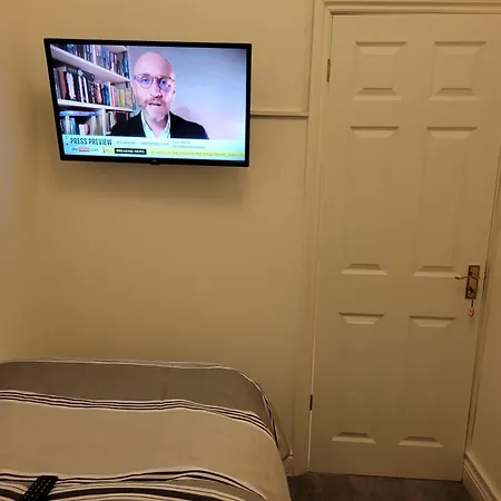 A Single Cosy Room In 4 Bedroom Property-2